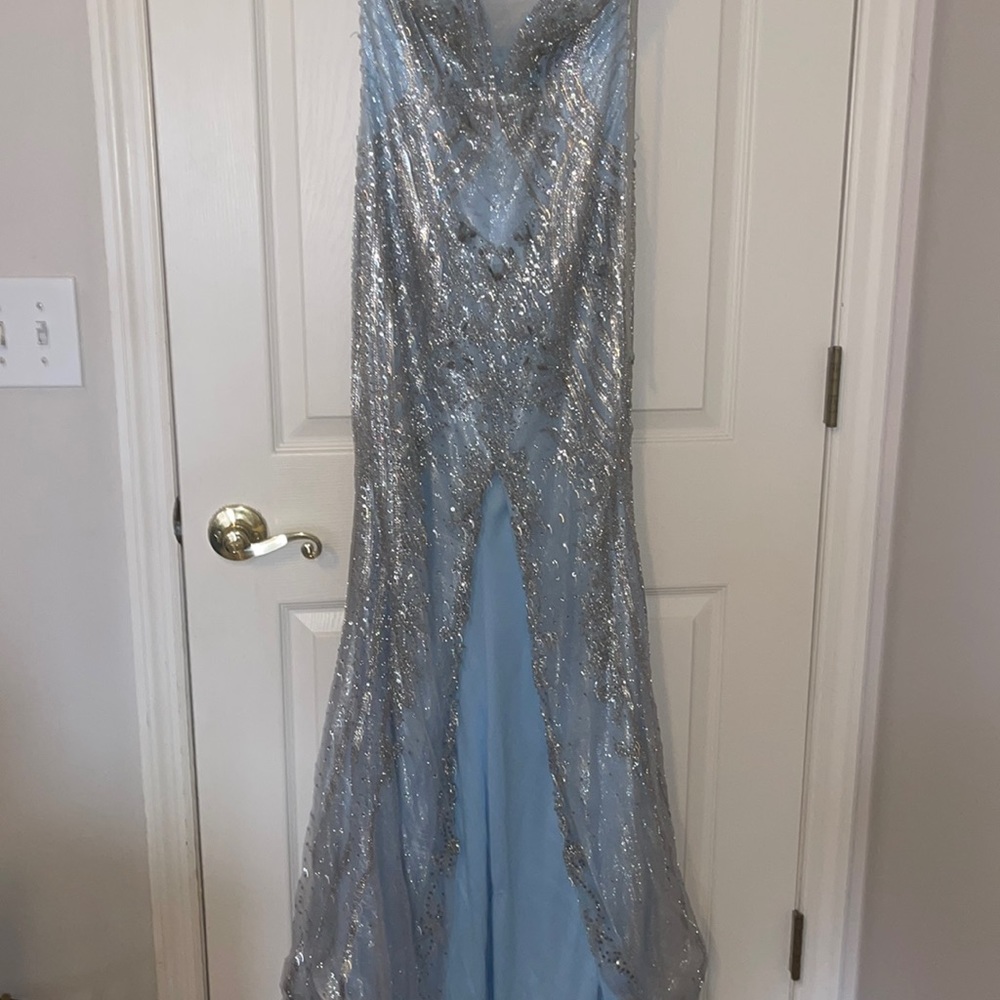 BEAUTIFUL PROM DRESS!!